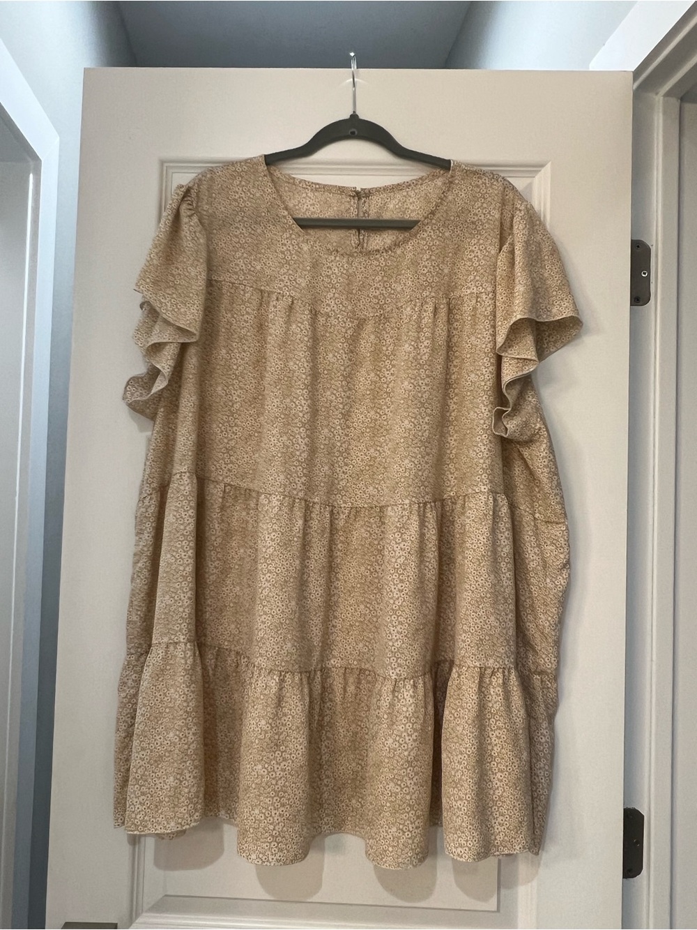 SHEIN Cream Floral Tiered Ruffle Sleeve Tunic